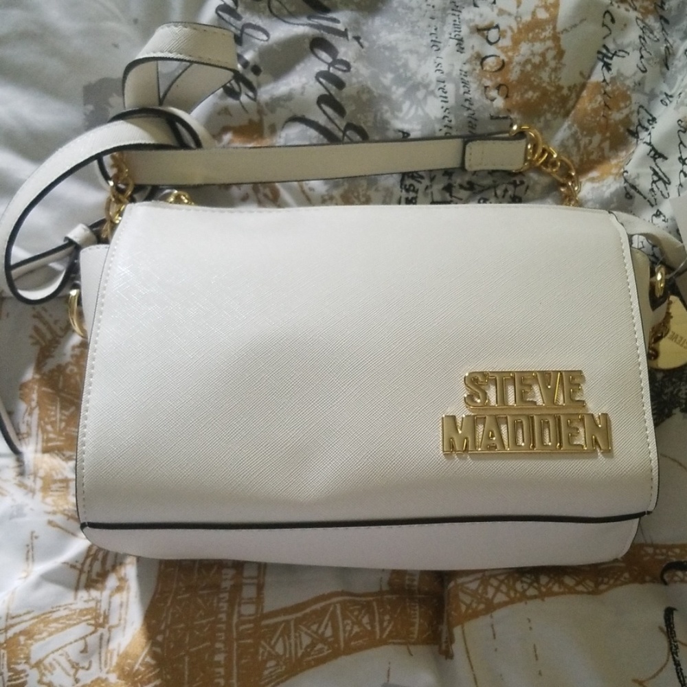 Steve Madden white blexi logo